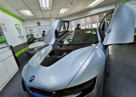 https://www.mycarforum.com/uploads/sgcarstore/data/1/1_1603080942_0BMW i8 Double Car.jpeg